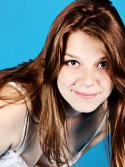 Brunette daria perform anal