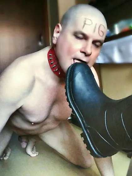 Dominatrix humiliates submissive male loser