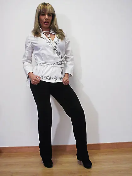 Kinky mature beauty gives skillful blowjob and rides cock at the