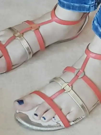 Voyeur Teen feet foot barefeet barefoot toes soles