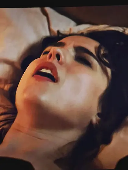 Aubrey Plaza & Margaret Qualley lesbian sex scene