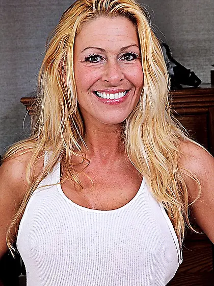 White top blond-haired beauty teasing her wrinkly pussy on camer