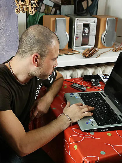 Gorgeous virgin Anna gets