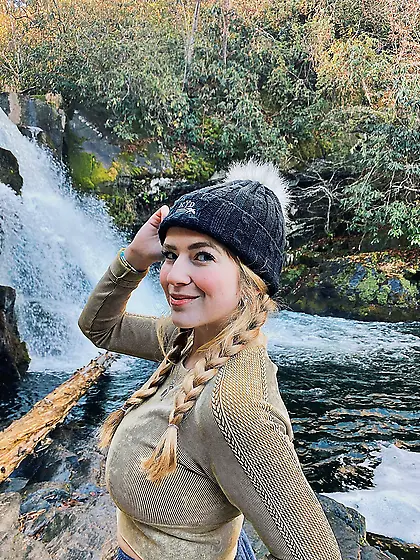 Morgan Thompson Busty Nonnude Cutie