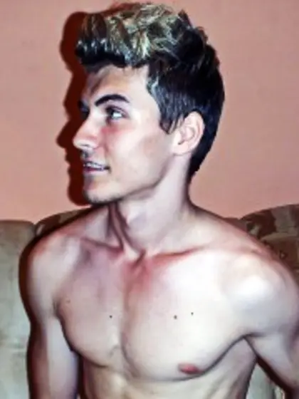 Blonde eddie perform close