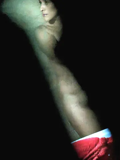 Espiando bañándose la mamá de mí prima puta