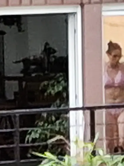 Jeune voisine qui bronze