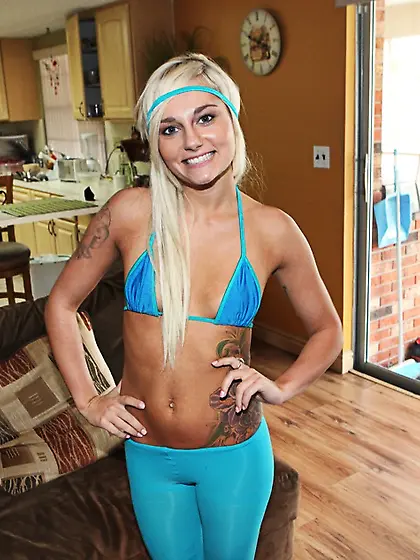 Athletic blonde takes off pantyhose and spreads legs to take lov