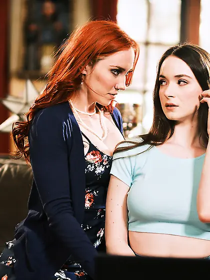 Hazel Moore and Jupiter Jetson fucking in the living room