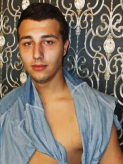 19 yo brunette Robdisel.