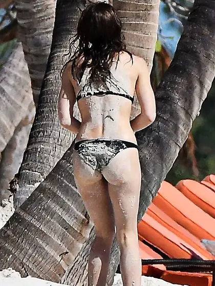 Jessica Biel Wearing A Bikini At A Caribbean Beach