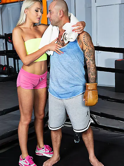 Tattooed stallion fucks sporty blonde chick in the gym
