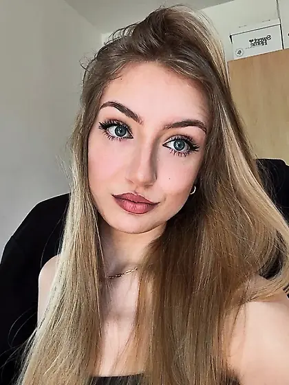 Blonde Czech slut gives blowjob in a car