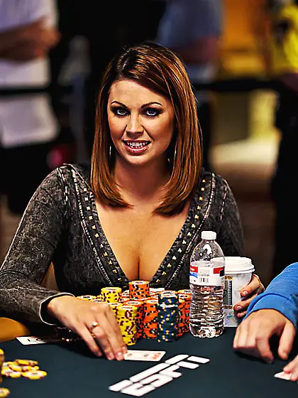 Claudia shows off her whole body on the beach