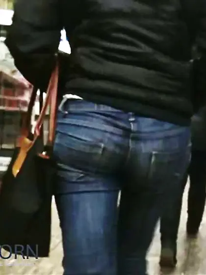 STREET VOYEUR - TEENAGER BUTTS - COMMENT MUDDY PLS