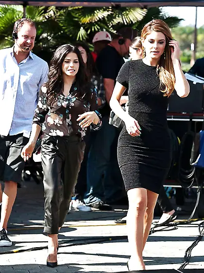 Jenna Dewan - Dark-Hued Floral Half-Top