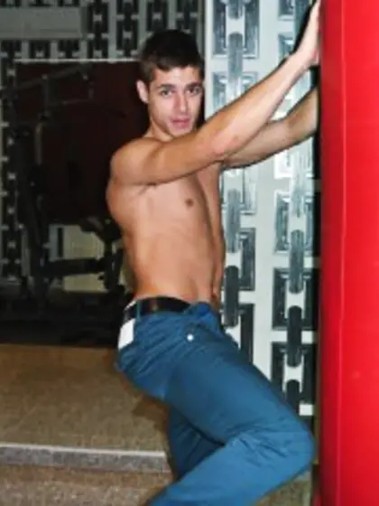 Brunette derekforte perform anal