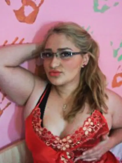 Blonde hotblushsugar perform dancing