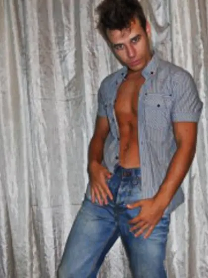 Brunette alesio perform close