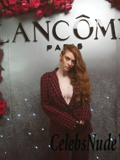 Camren Bicondova & Larsen Thompson Cleavage