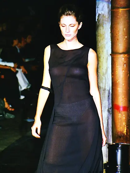 Gisele Bundchen sexy on the catwalk 6