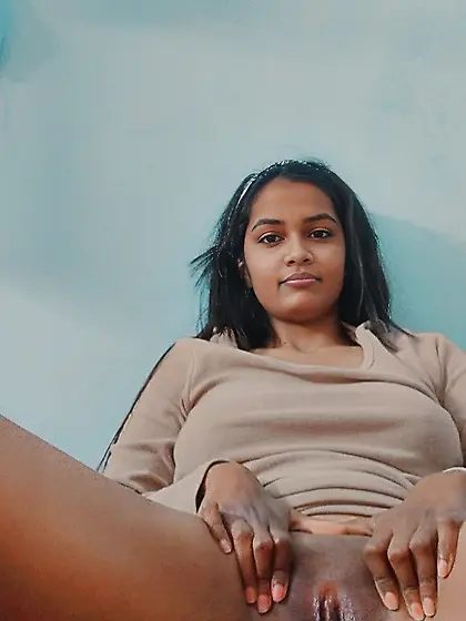 Indian cute girl showing her nude pusssy