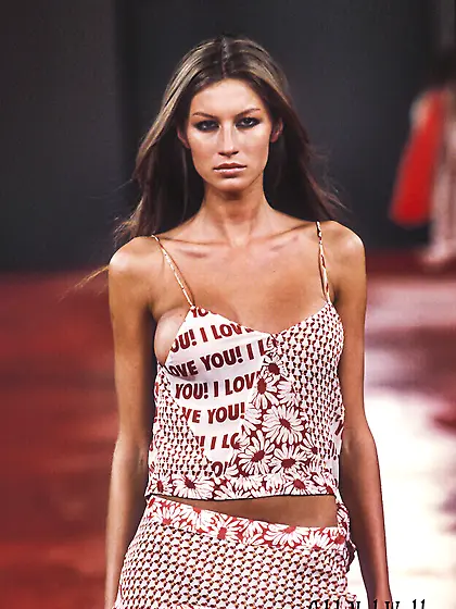 Gisele Bundchen sexy on the catwalk 5