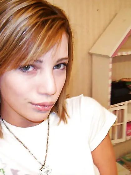 Youthfull light-haired Teengirl displays everything