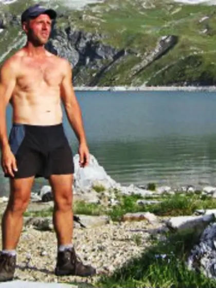 Brunette frenchinlondon perform close