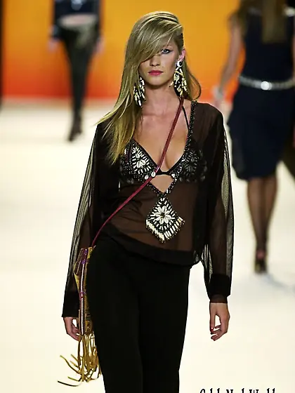 Gisele Bundchen sexy on the catwalk 1