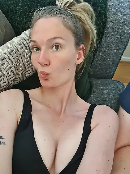 Josefin shows her petite body for you