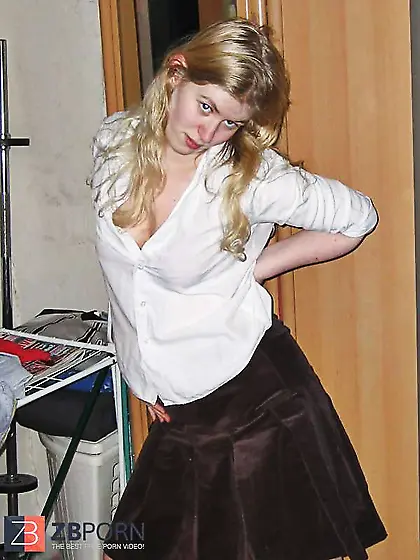 Deutsche Schlampe Simone im Rock