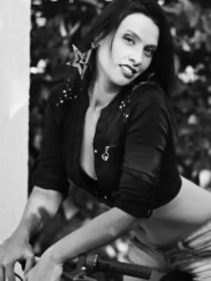 Brunette monica perform dancing