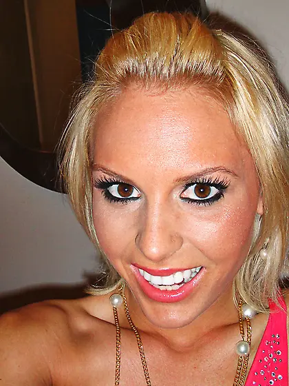 Jamey Janes takes her sexy pink dress off and blows her lover 