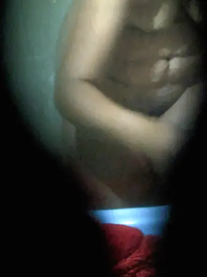 Espiando bañándose la mamá de mí prima puta