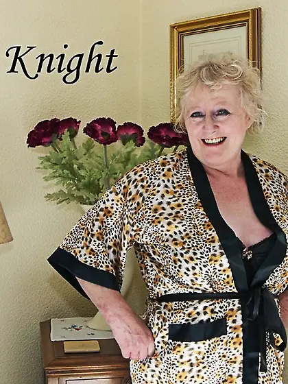 Curvy Big Tits Claire Knight from United...