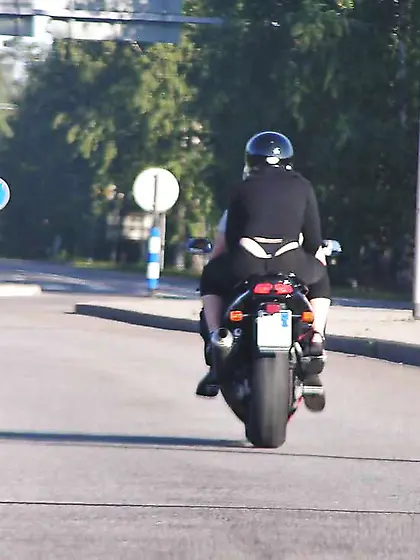 Entangada en la moto