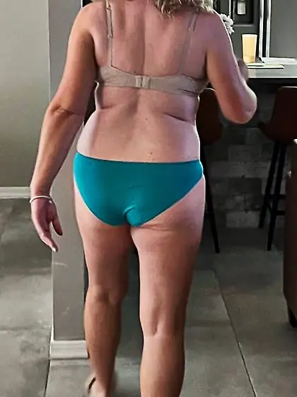 Unaware mature blonde Susan exposed