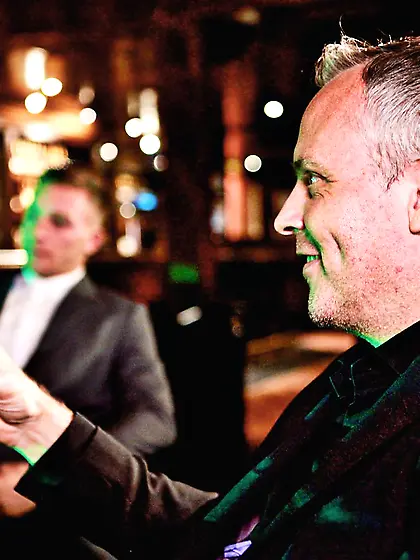 Bosomy bimbo Samantha Bentley is doing oral and stretching legs