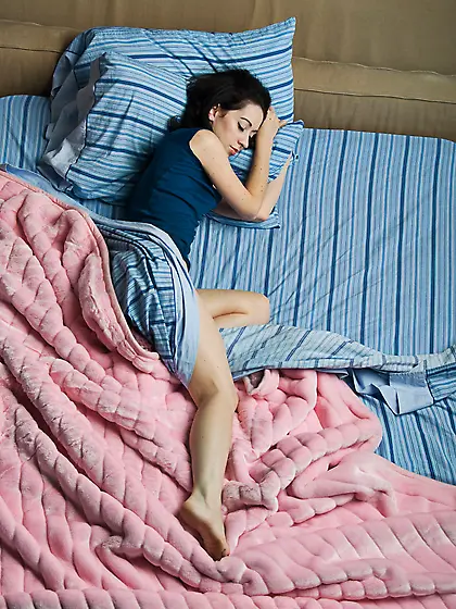 Mina M lies on the bed and shows us her perfect ass.