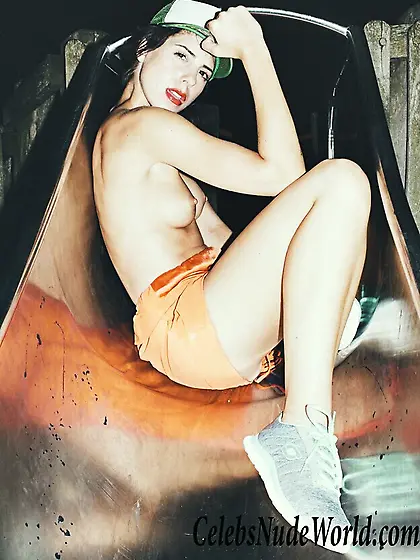 Franzi Skamet Topless Photos