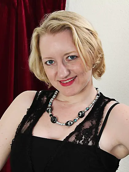 Big booty sexy blonde mom