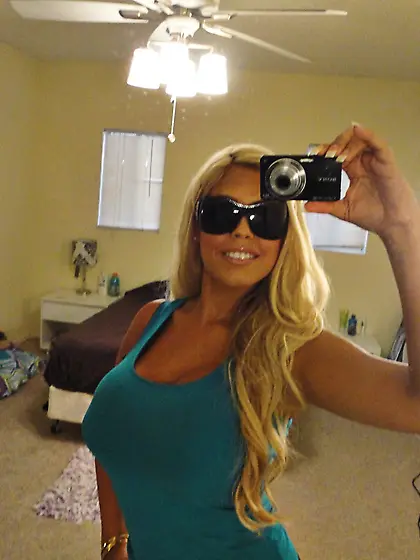 Curvy chick with a fine ass is ready to show off and to get nail