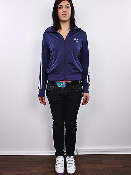 Temptress takes everything off and spreads legs wide broadcastin