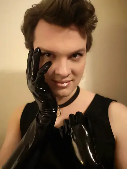 Roaring Twenties meets latex with this beauty