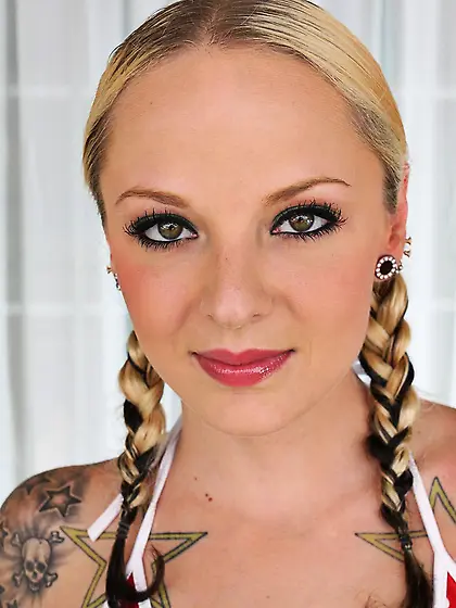 Tattooed blonde babe Faye Runaway strips her lingerie and shows