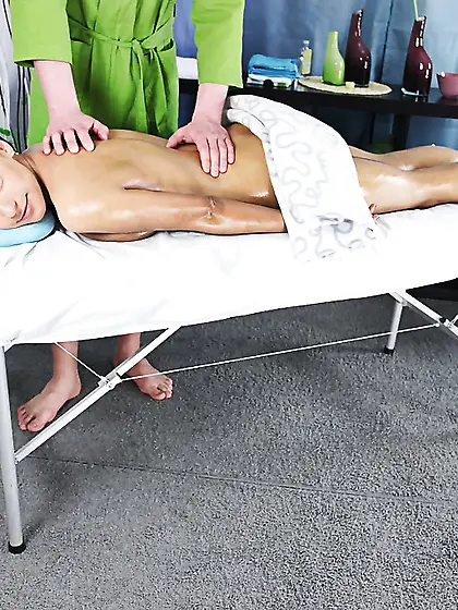 Liza gets a cumshot on her pretty face after a massage