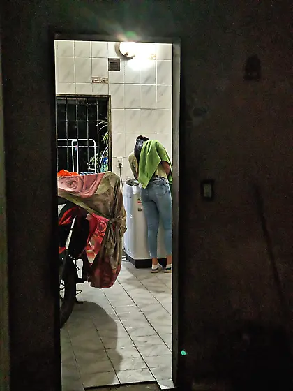 Espiando bañándose la mamá de mí prima puta
