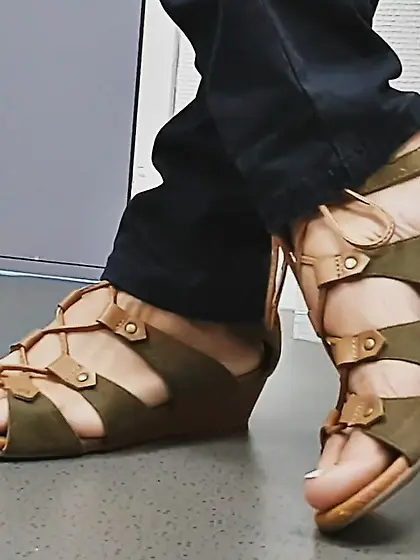 Voyeur Teen feet foot barefeet barefoot toes soles