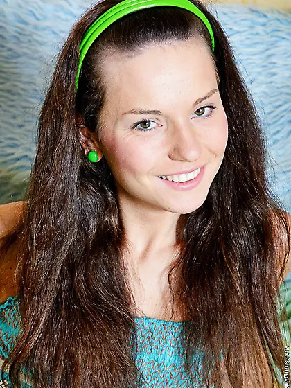 The teenage pussy of lusty Nataly Gold is tightly wrapping hard